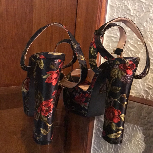 Flowered Heels - Picture 2 of 3